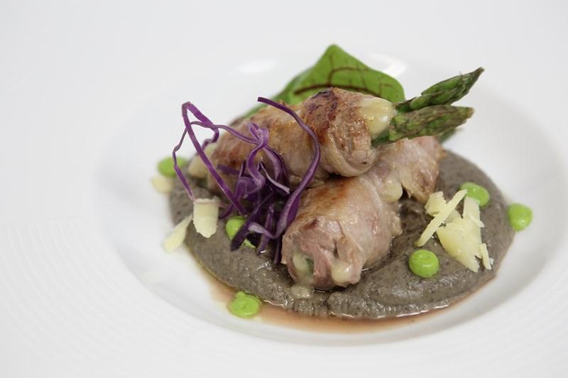 Braciolette d'agnello delle Dolomiti Lucane con asparagi e caciocavallo Podolico su purea di lenticchie nere ed emulsione al prezzemolo