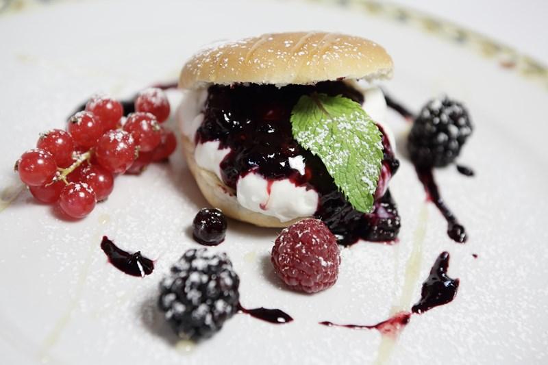 Panino al latte con mousse di ricotta di pecora, salsa ai frutti di bosco e miele d'acacia