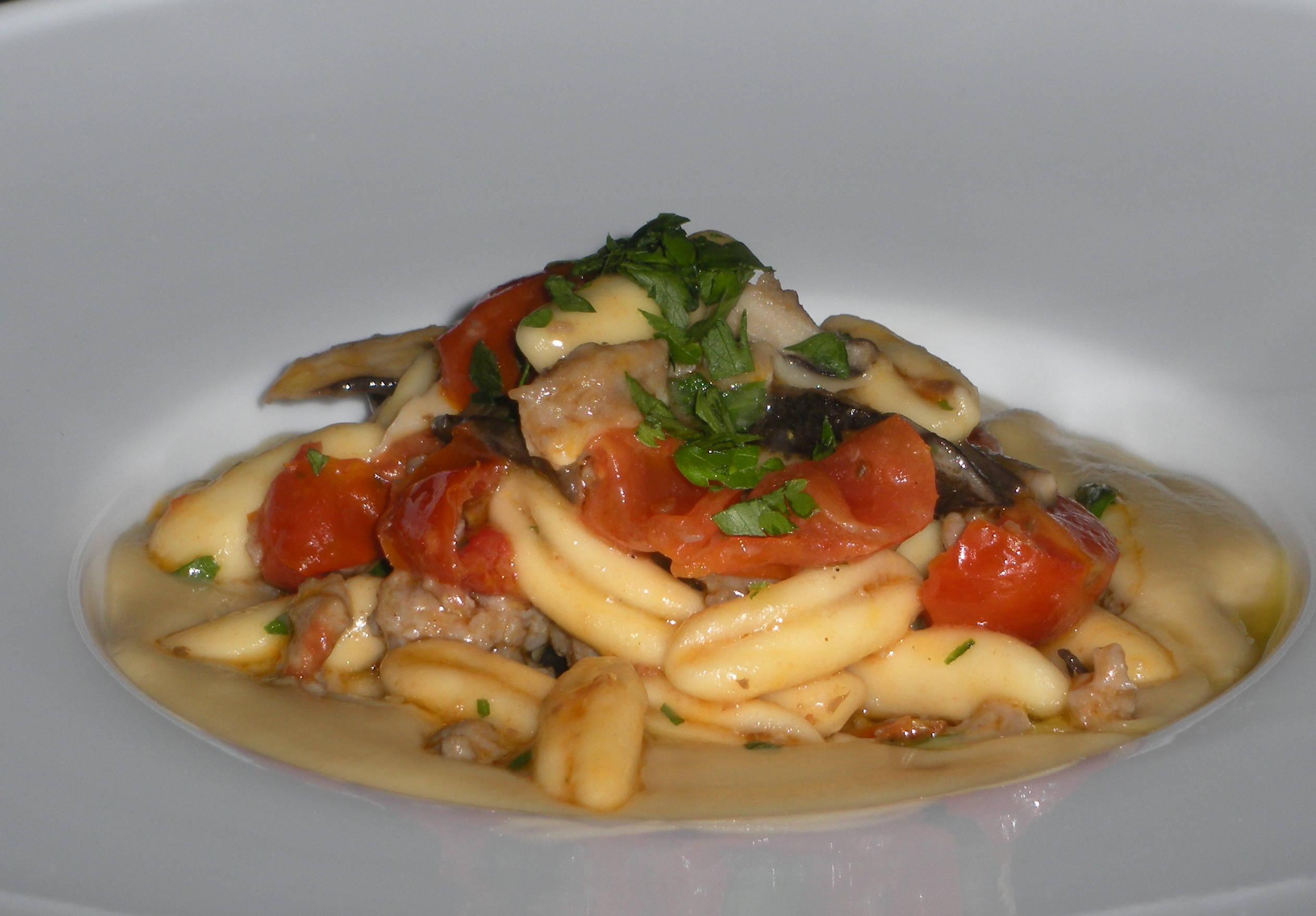 Cavatelli Con Salsiccia Funghi Cardoncelli E Pomodorini Infornati Su Passata Di Ceci Via Herculia La Strada Delle Tipicita Lucane Prodotti Tipici Agroalimentari E Tradizionali Della Basilicata