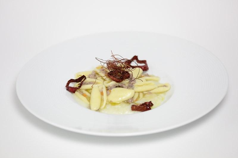 Cavatelloni con ragù bianco di salsiccia su crema di cavolfiori e coriandoli di peperone secco di Senise IGP