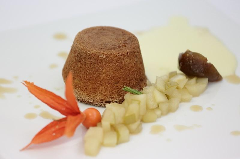 Pandorino lucano con fichi secchi e miele con composta di mele al rosmarino e salsa alla vaniglia